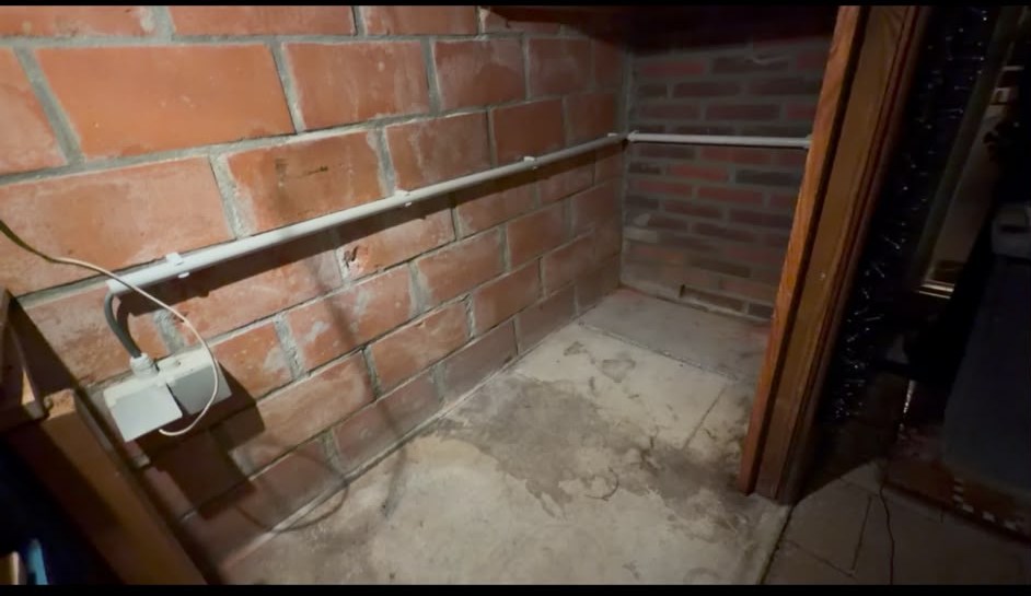 Nieuw geplaatst buitenstopcontact met kabelgoot