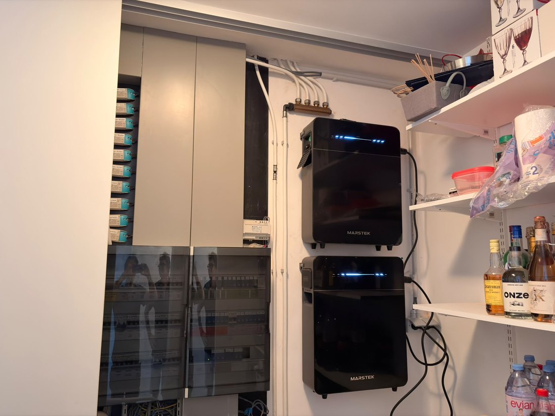 Twee Marstek thuisbatterijen boven elkaar aan de wand, naast de verdeelkast